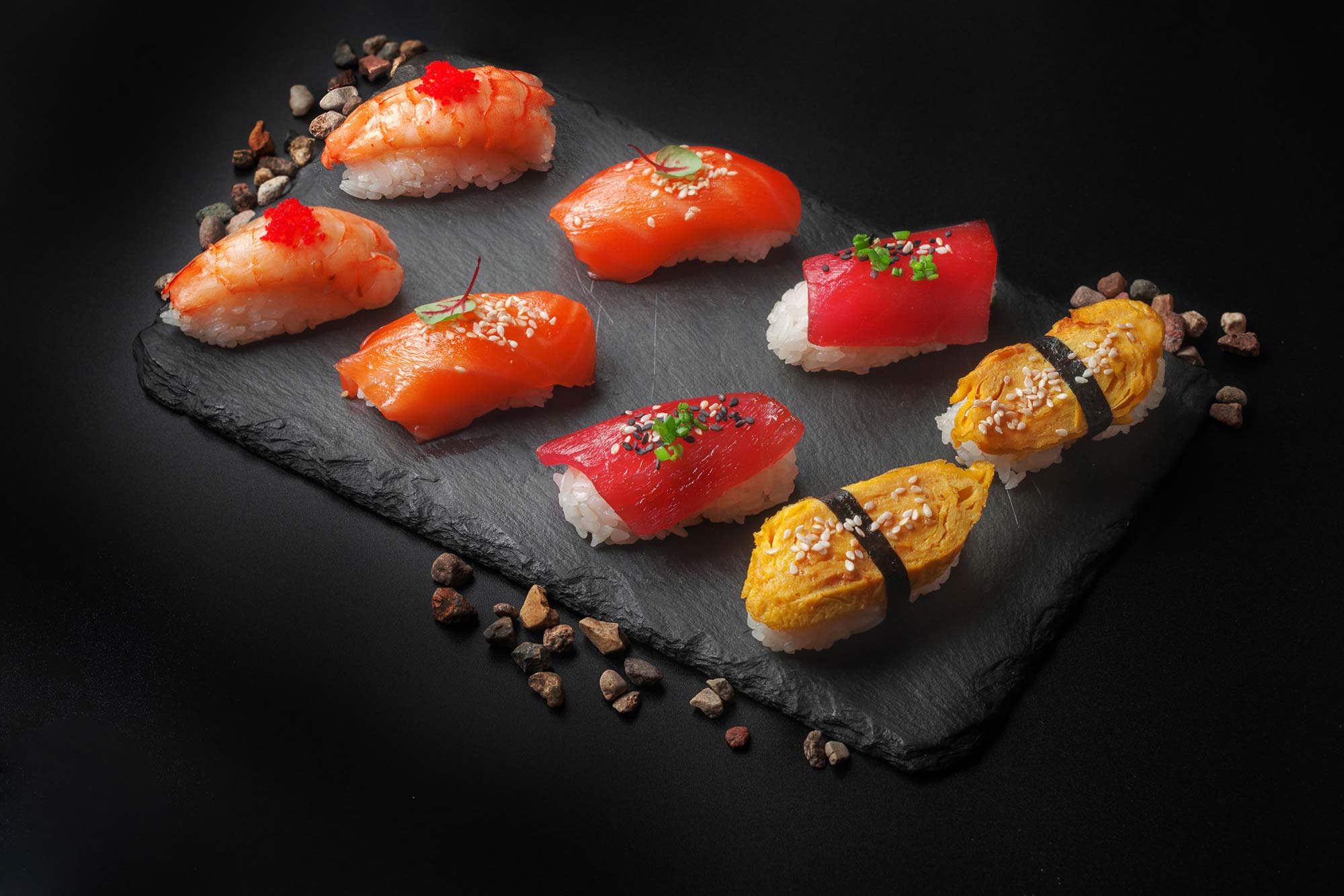 Sushibitar som ligger serverade